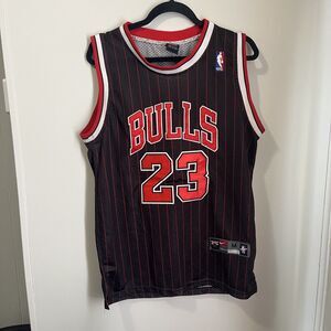 Michael Jordan Chicago Bulls Jersey 23 Size M NBA